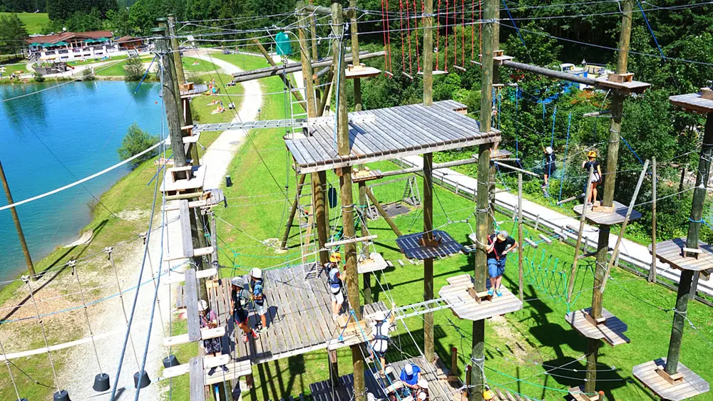 Luftaufnahme des Hochseilgartens Flachau am Ufer des Winkler Badesees