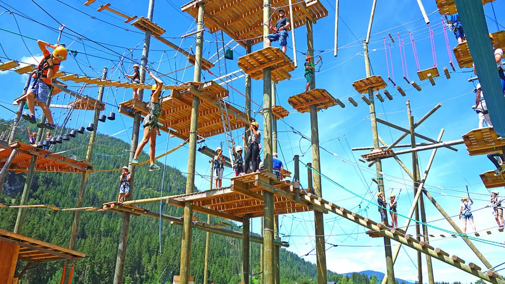 Kinder auf den Plattformen des Hochseilgartens Flachau