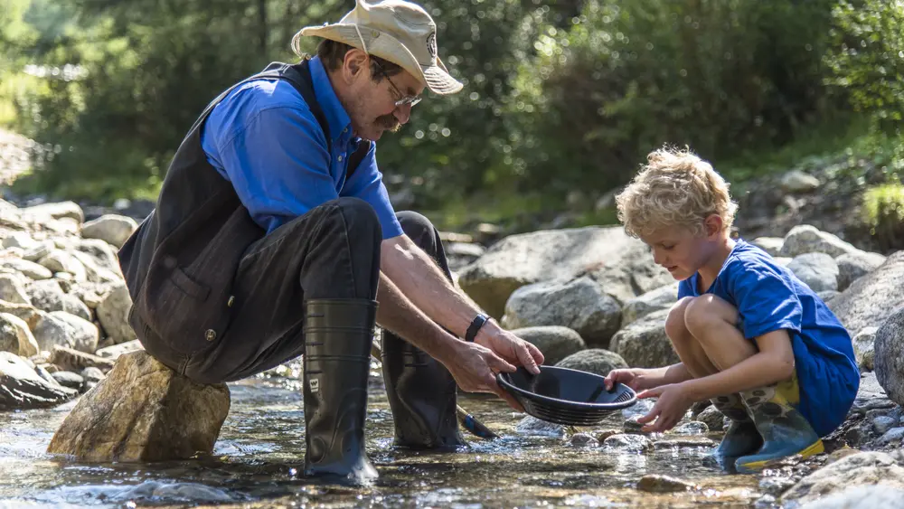 Goldwaschen im Goldgräberdorf
