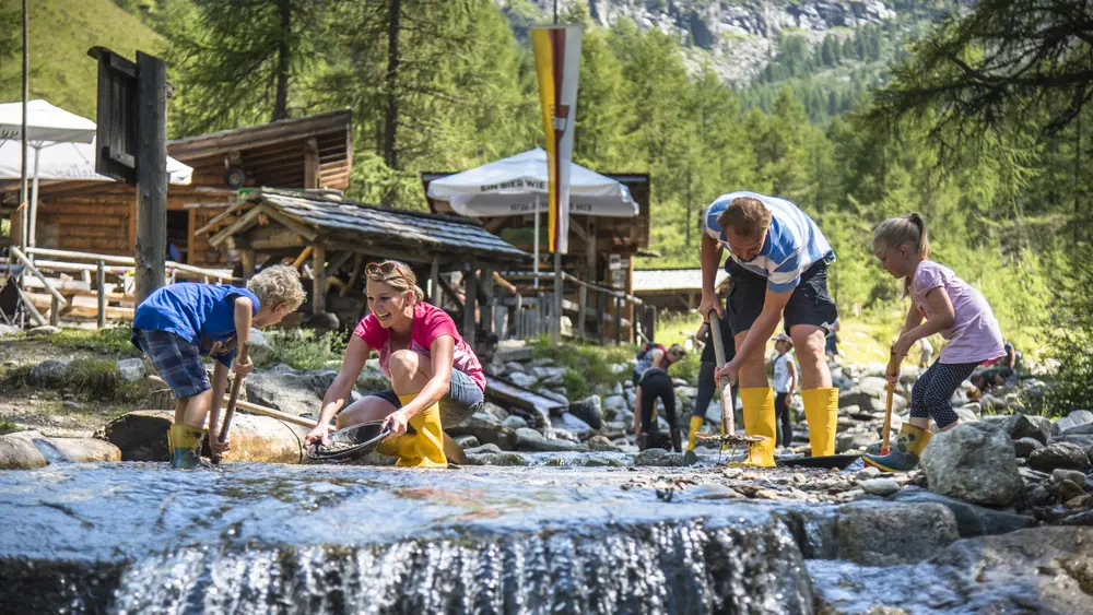Goldwaschen im Goldgräberdorf