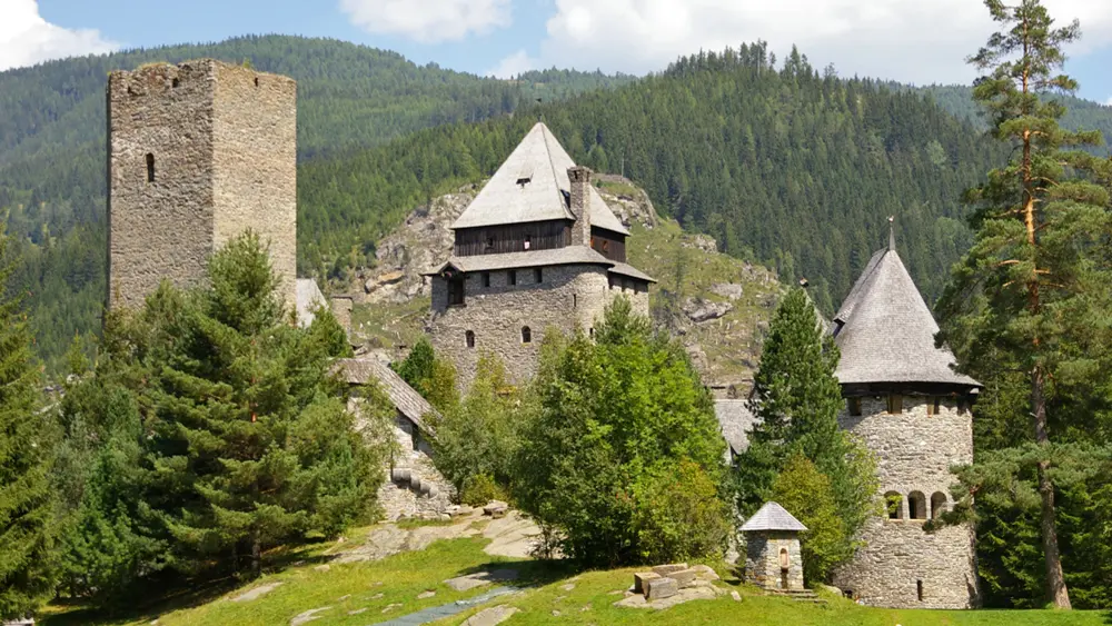 Burg Finstergrün in Ramingstein