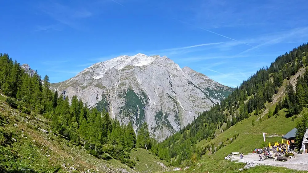 Blick auf eine Hütte im Naturpark Karwendel, im Hintergrund die Gumpenspitze