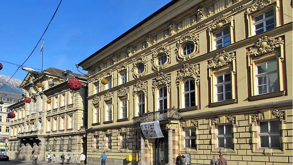Außenansicht des Taxispalais in Innsbruck