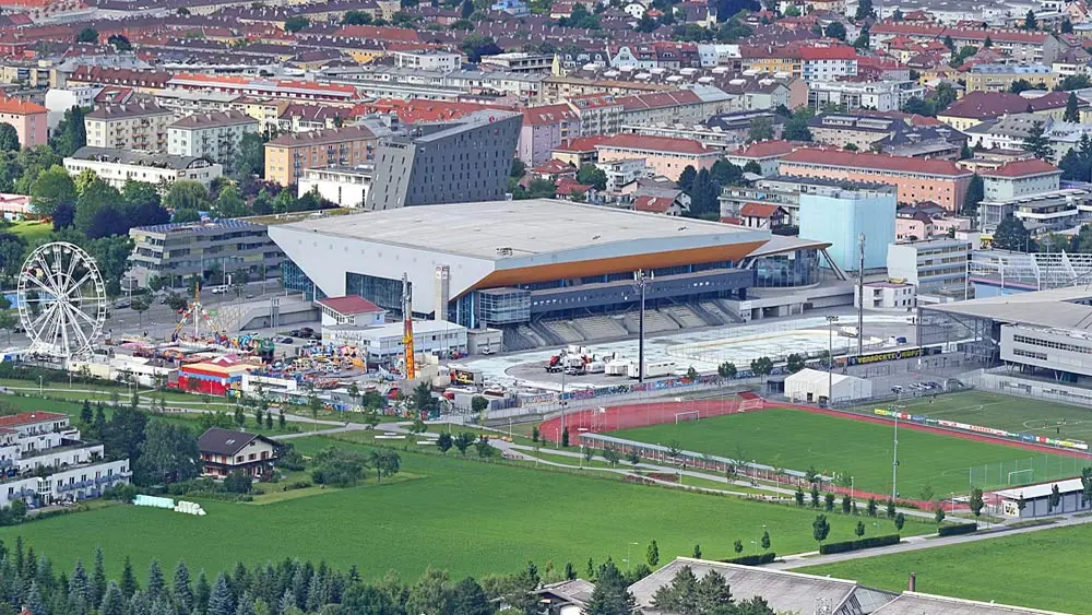 Luftaufnahme der Olympia-Eishalle in Innsbruck