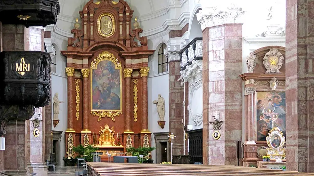Kanzel und Hochaltar im Innenraum der Jesuitenkirche Innsbruck