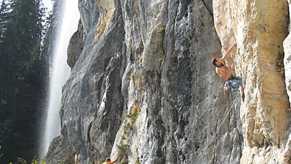 Kletterer am Schleierwasserfall bei Going am Wilden Kaiser