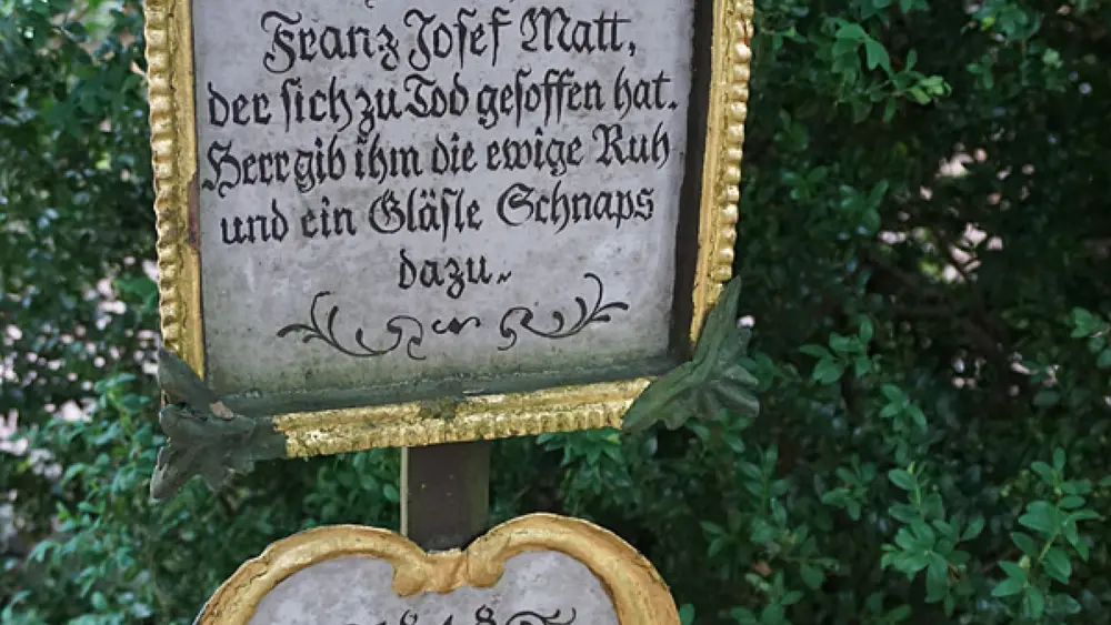 Grabkreuz auf dem Museumsfriedhof Kramsach