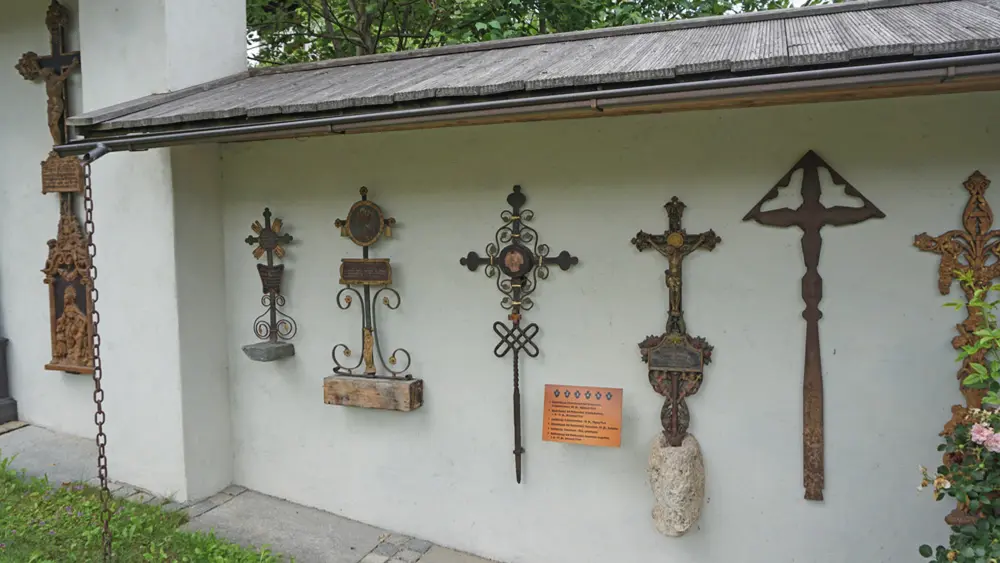 Grabkreuze auf dem Museumsfriedhof Kramsach