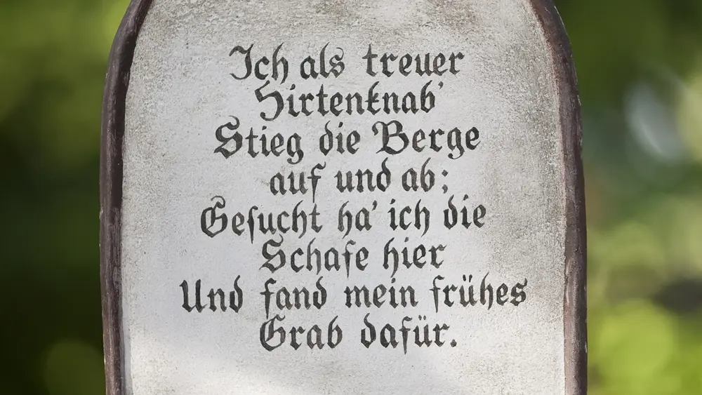 Hirtenknabeninschrift auf dem Museumsfriedhof in Kramsach