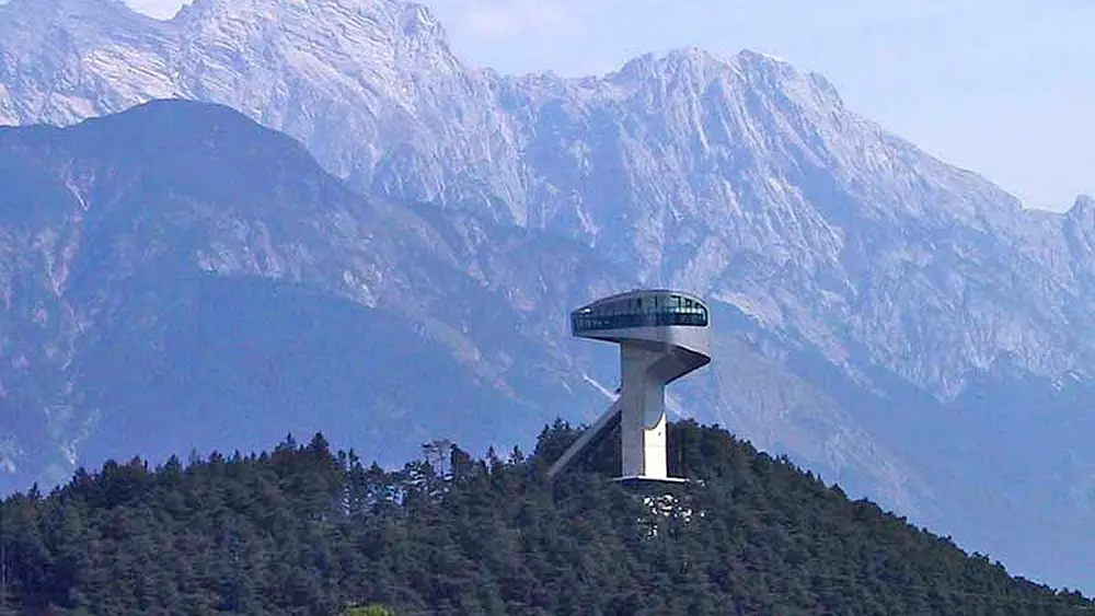 Blick auf den Bergisel bei Innsbruck mit der Bergiselschanze