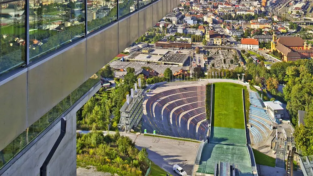 Blick von der Bergiselschanze auf die Stadt Innsbruck
