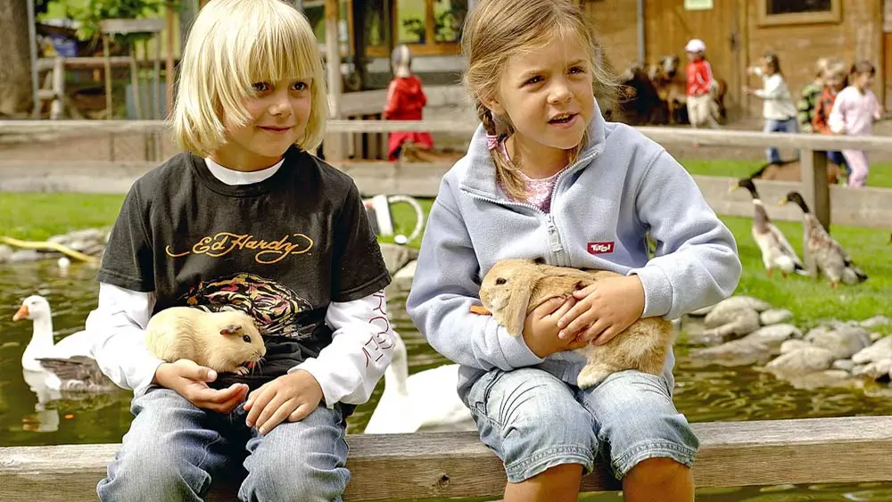 Kinder im Streichelzoo Moosalm