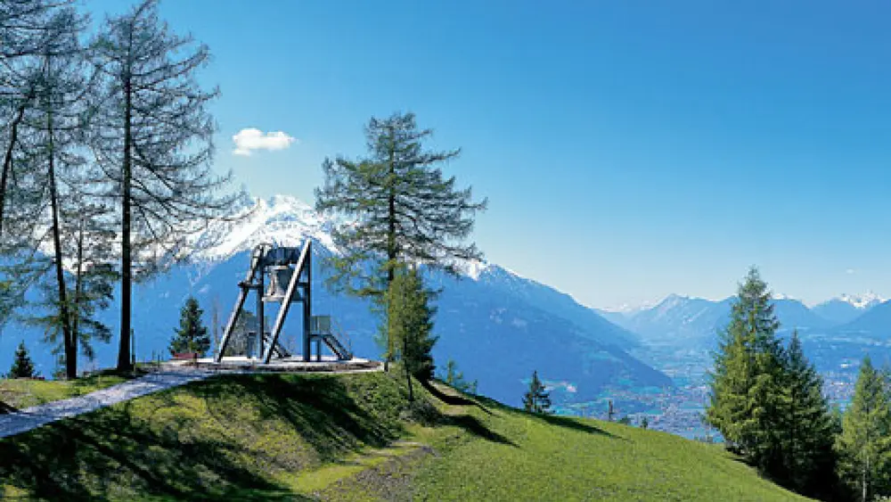 Blick auf die Friedensglocke des Alpenraums bei Mösern
