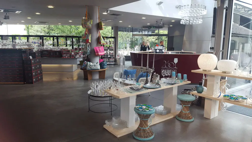 Blick in den Riedel-Shop mit dem Verkostungsbereich der Glasmanufaktur Riedel in Kufstein