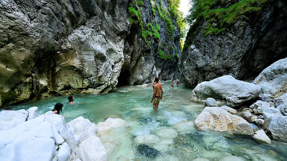 Menschen beim Baden in der Kaiserklamm
