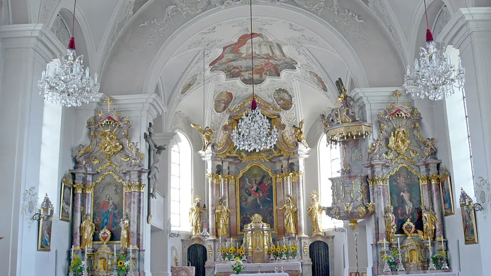 Blick in den Innenraum der Pfarrkirche Sankt Michael in Ellmau