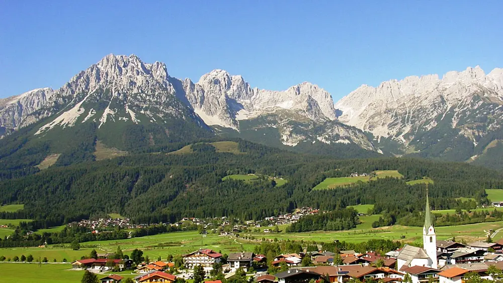 Blick auf Ellmau und die Pfarrkirche Sankt Michael