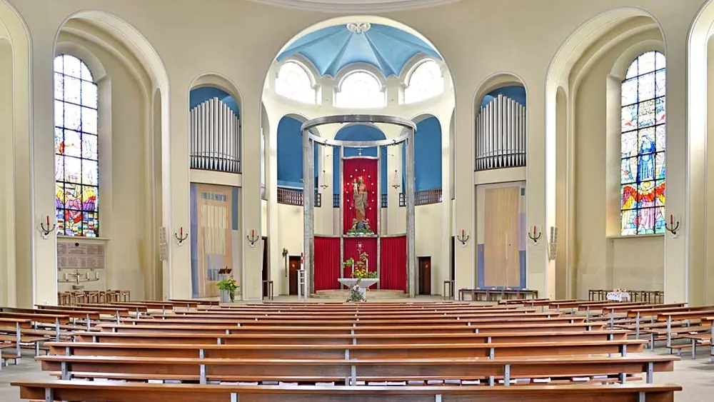 Blick auf den Altar mit Baldachin der Mariahilf-Kirche Bregenz