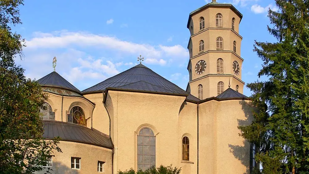 Blick auf die Pfarrkirche Mariahilf in Bregenz mit ihrem Pagodenturm