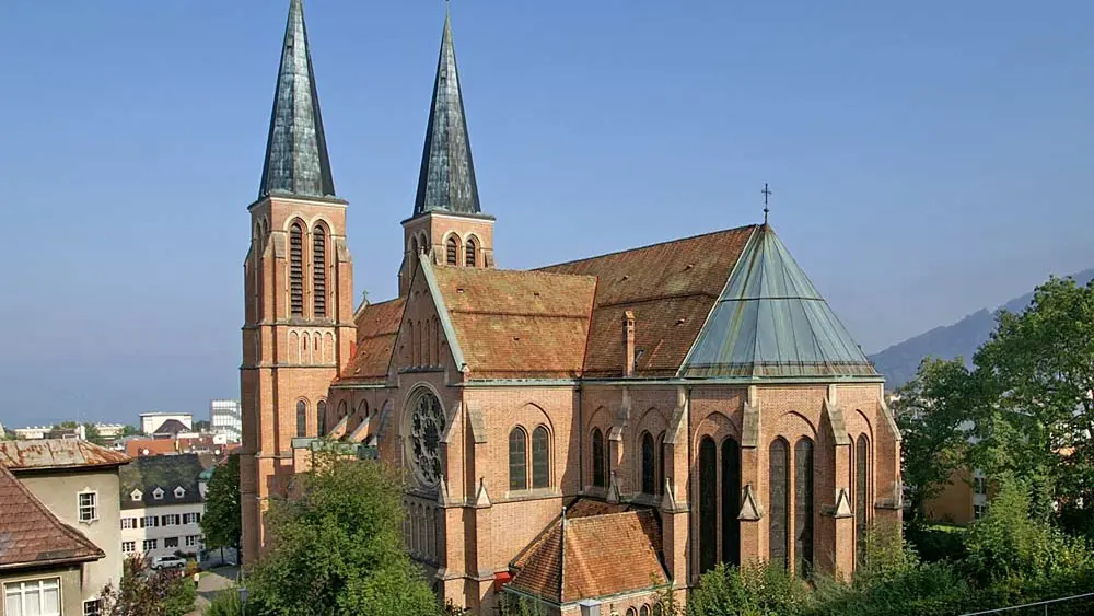 Blick auf die Doppelturmfassade der Herz-Jesu-Kirche in Bregenz
