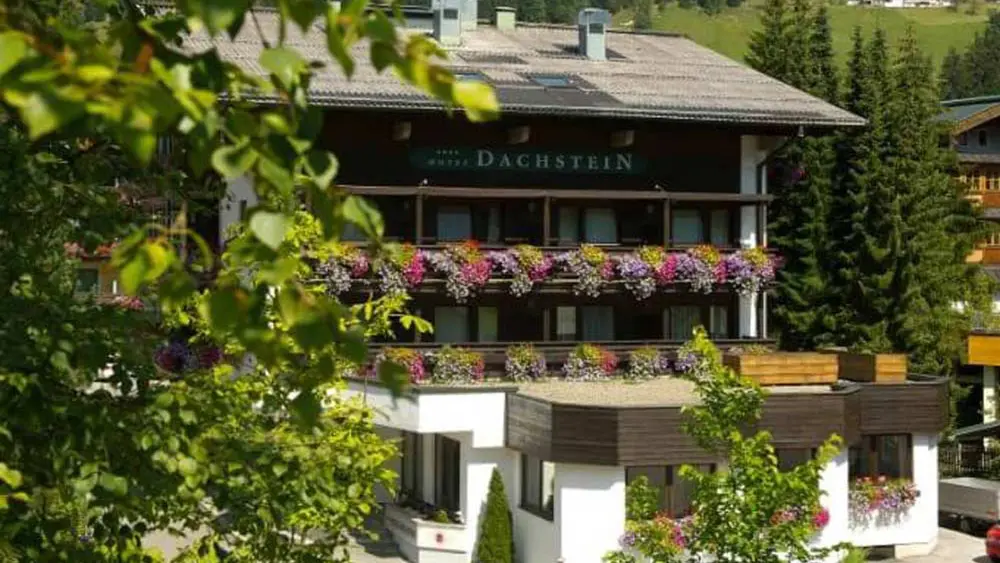 Außenansicht des Hotels Dachstein in Filzmoos