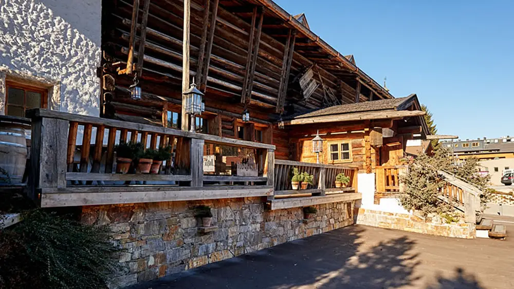 Eingang und Terrasse des Restaurants Hoagascht in Flachau