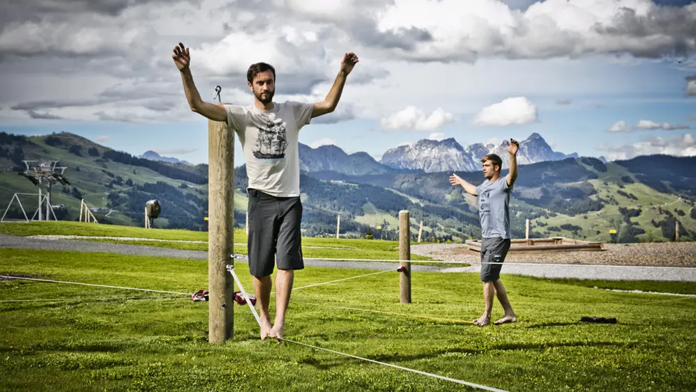 Zwei Männer auf der Slackline im Slackline-Park auf dem Zwölferkogel