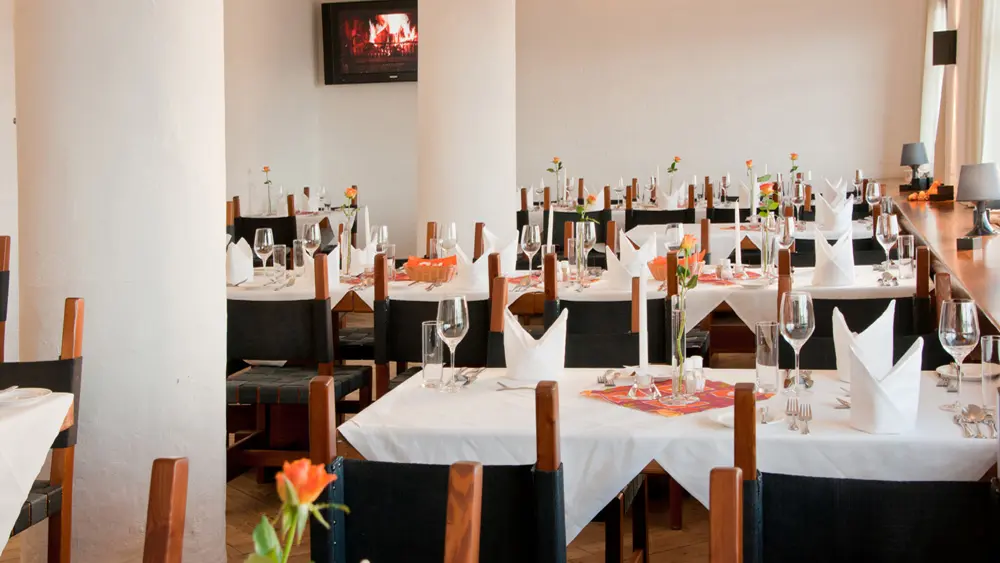 Gedeckte Tische in der Alpenlounge im Restaurant Seegrube in Innsbruck