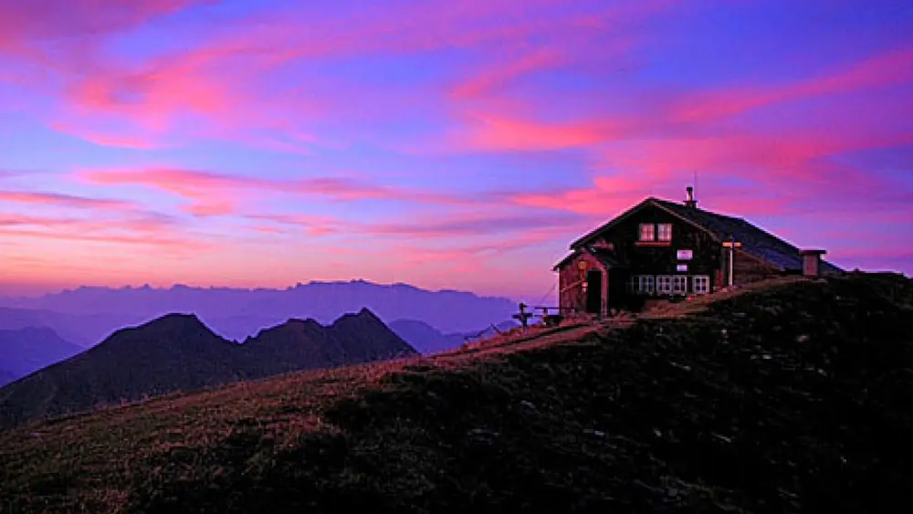 Sonnenuntergang am Gamskarkogel bei Bad Hofgastein, im Vordergrund die Gamskarkogelhütte