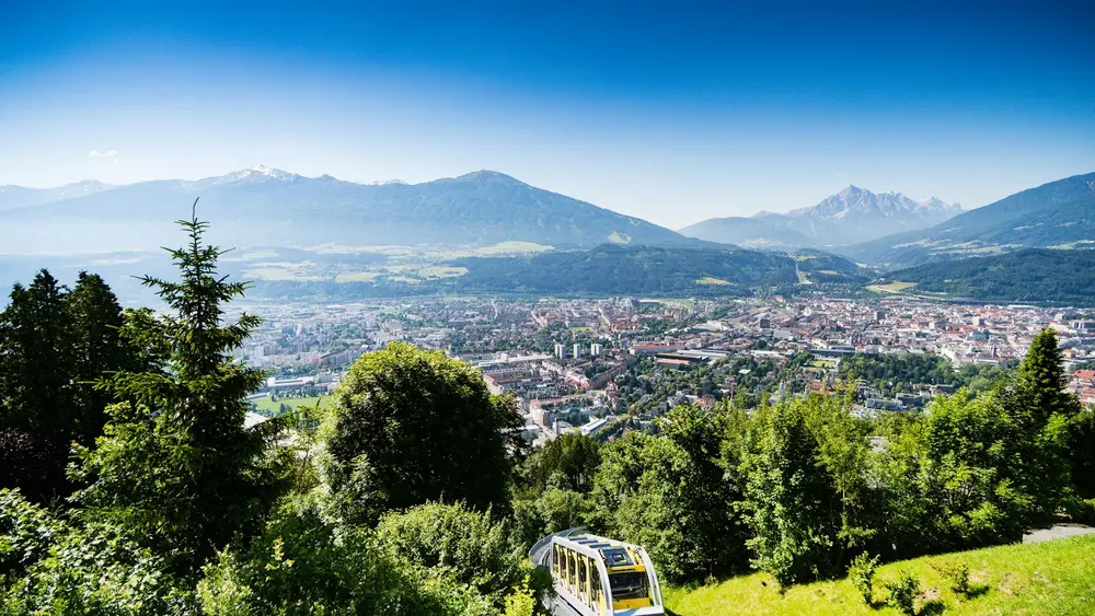Direkt von der Altstadt geht es über die Hungerburg auf die Seegrube und weiter aufs Hafelekar auf über 2.000 Metern Seehöhe