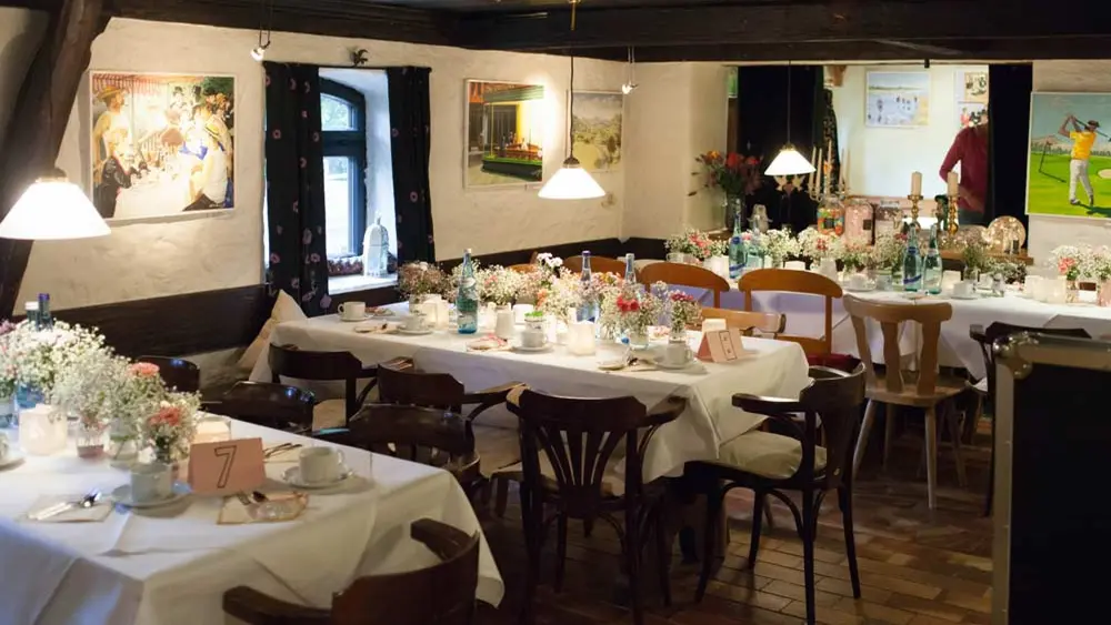 Gedeckte Tische im Vogelbauer in Egling