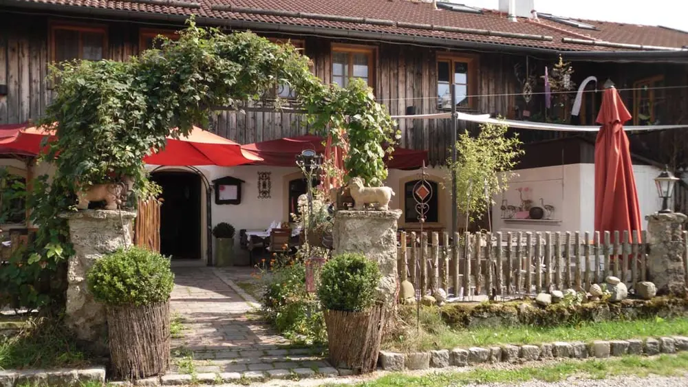 Blick auf den Eingang des Restaurants Vogelbauer in Egling