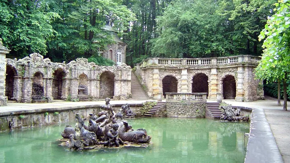 Blick auf die Untere Grotte mit Wasserspiel in der Eremitage Bayreuth