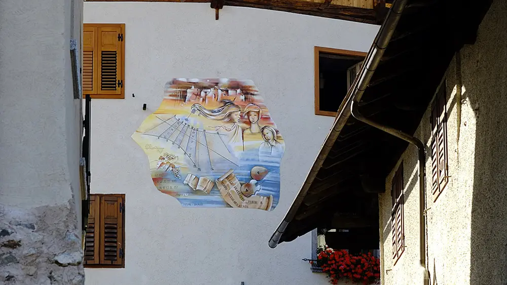 Sonnenuhr an einer Hausfassade in Monclassico