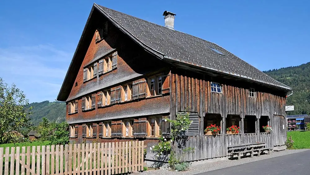 Fassade des Heimatmuseums Bezau