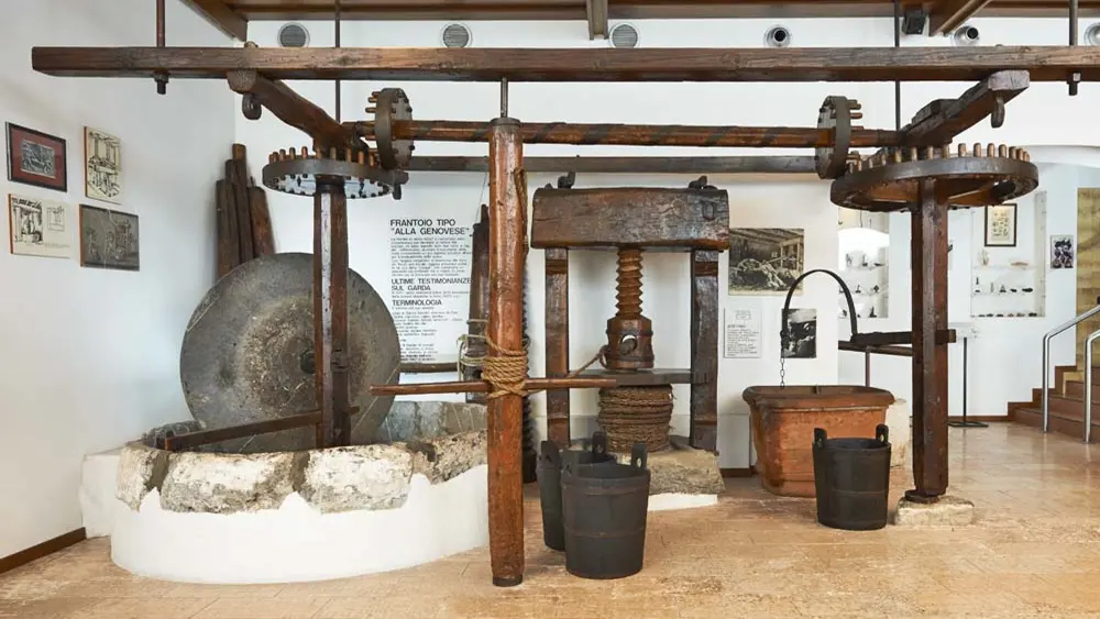 Blick in einen Ausstellungsraum des Museums mit Ölpresse