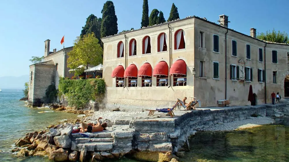 Außenansicht des Restaurants Locanda di San Vigilio in Garda am Gardasee
