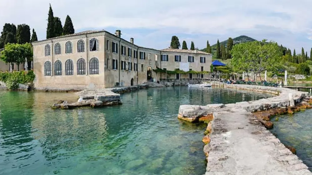Panoramablick auf das Restaurant Locanda di San Vigilio am Gardasee