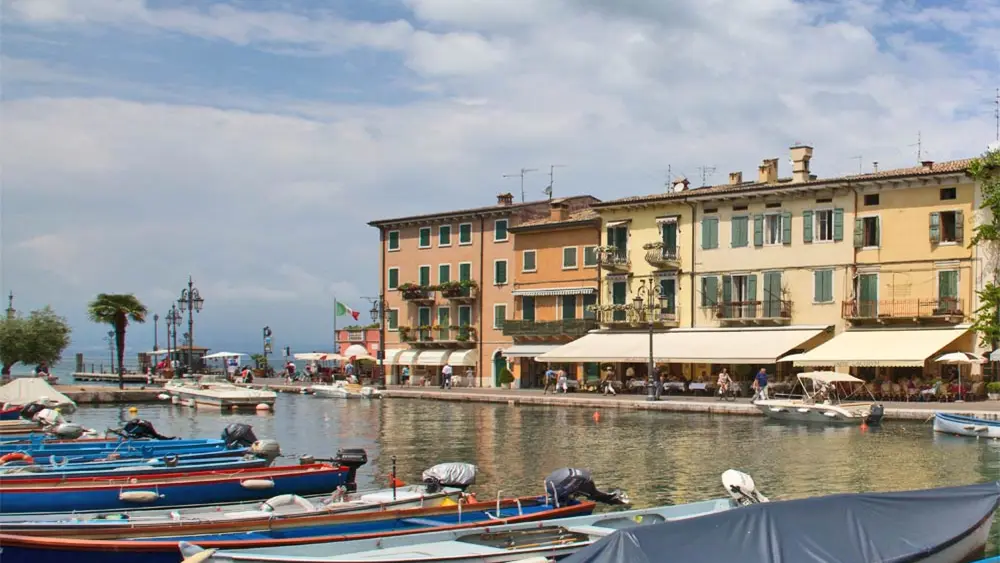 Blick auf den Hafen in Lazise mit der Gelateria Bar Al Porto, das Eckhaus ganz links im Bild