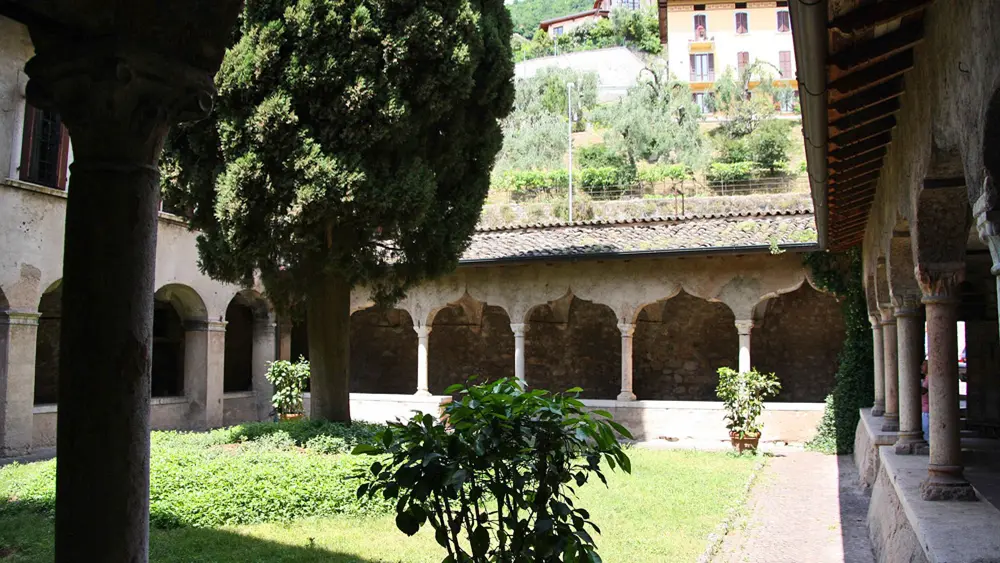 Innenhof mit Kreuzgang des Franziskanerklosters in Gargnano