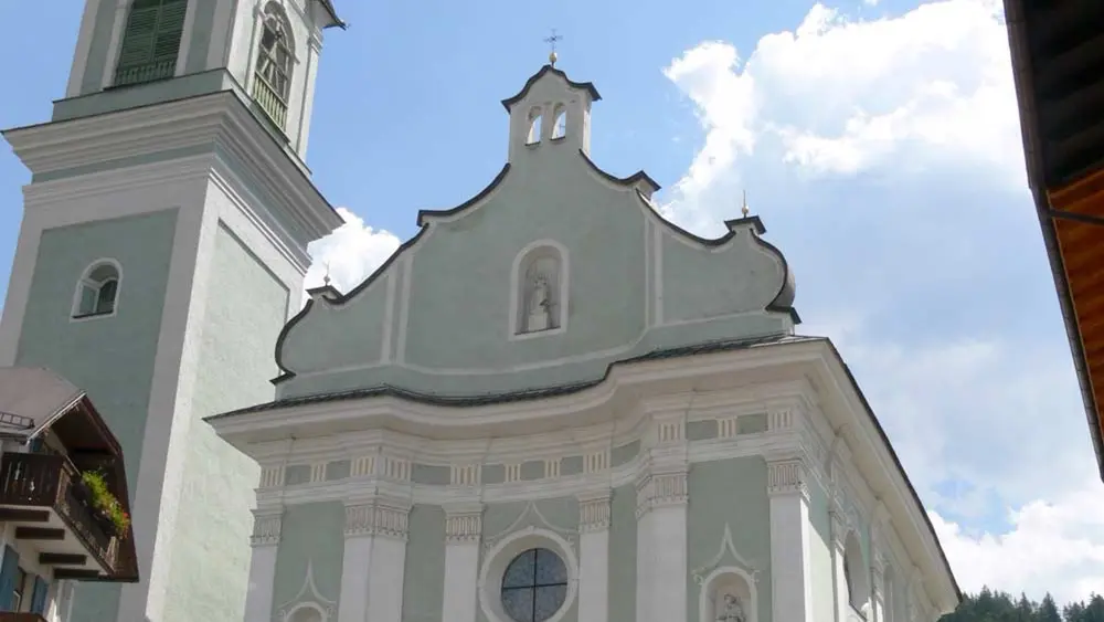 Außenansicht der Pfarrkirche St. Johannes der Täufer in Toblach