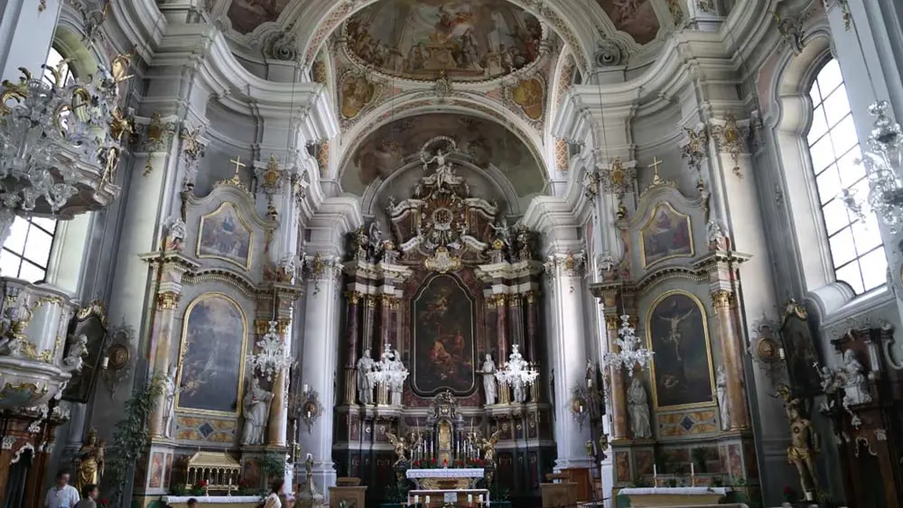 Innenraum der Pfarrkirche St. Johannes der Täufer in Toblach mit Altar und Deckengemälden