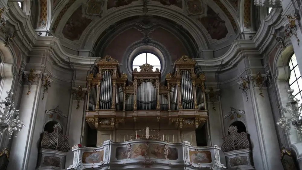 Orgel mit Orgelempore in der Pfarrkirche St. Johannes der Täufer in Toblach