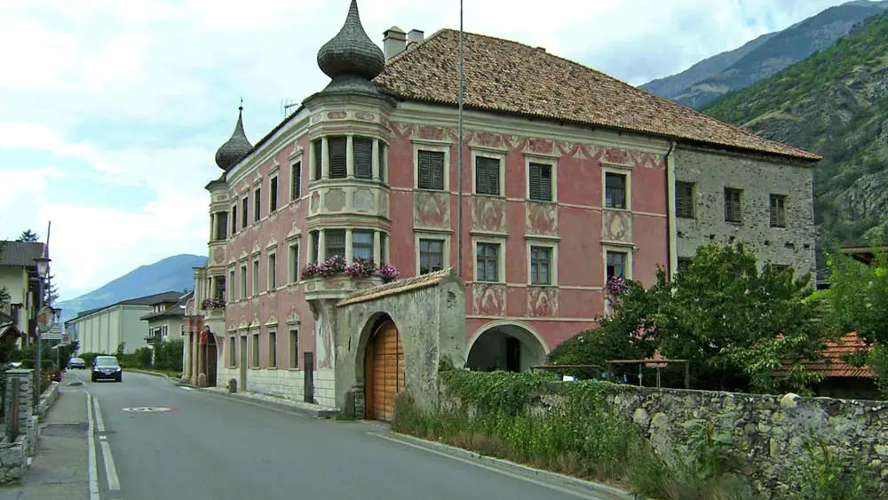 Blick auf den Ansitz Mühlrain, auch Rotes Schloss genannt
