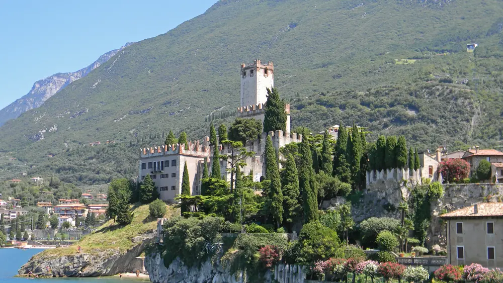 Blick auf das Castello Sclaigero Malceesine vom See aus