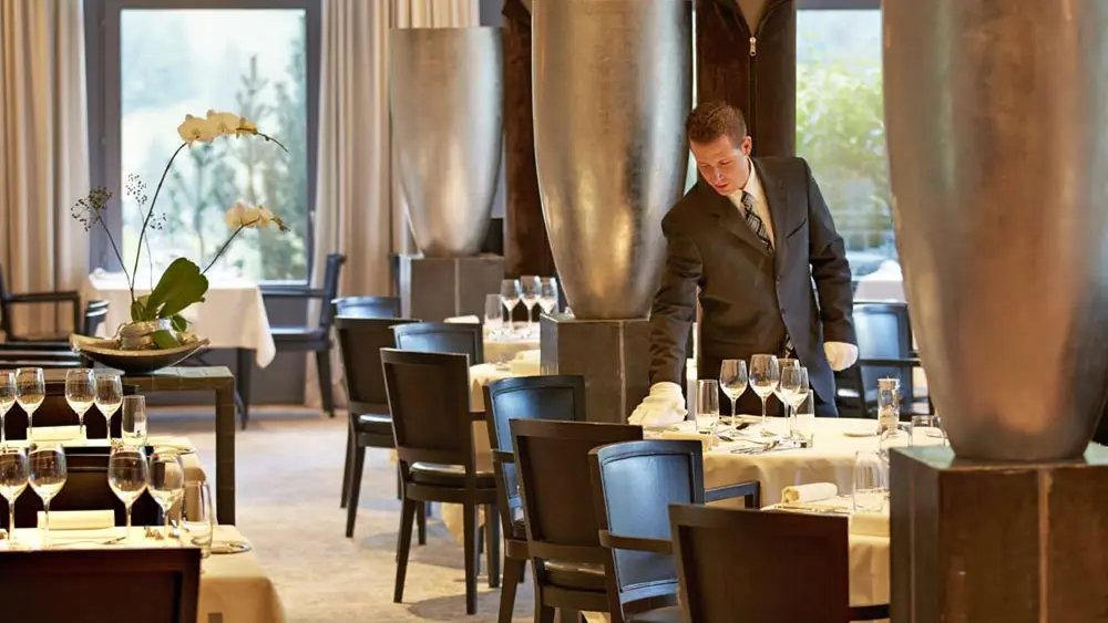 Blick zu den eingedeckten Tischen im Restaurant Spettacolo im Lenkerhof
