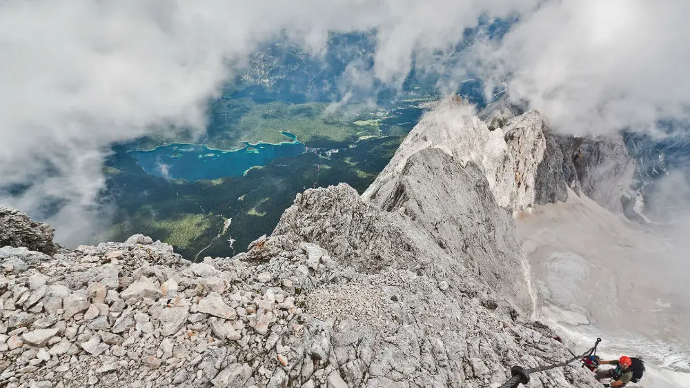 Der Höllental-Klettersteig an der Zugspitze mit dem Eibsee im Hintergrund