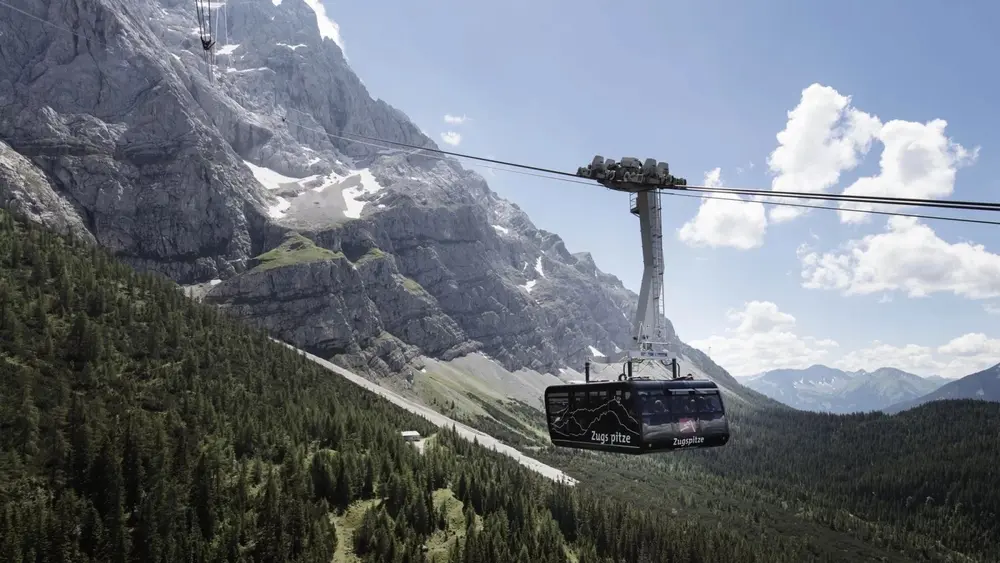 Die Fahrt auf die Zugspitze mit der Seilbahn ist ein großes Erlebnis