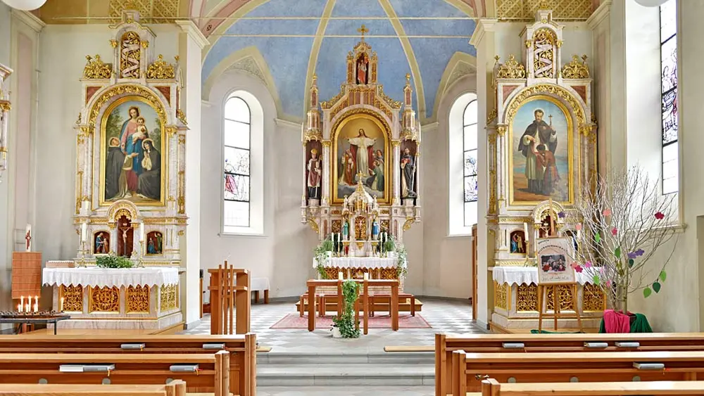 Blick auf die Altäre in der Pfarrkirche St. Wolfgang in Schnepfau