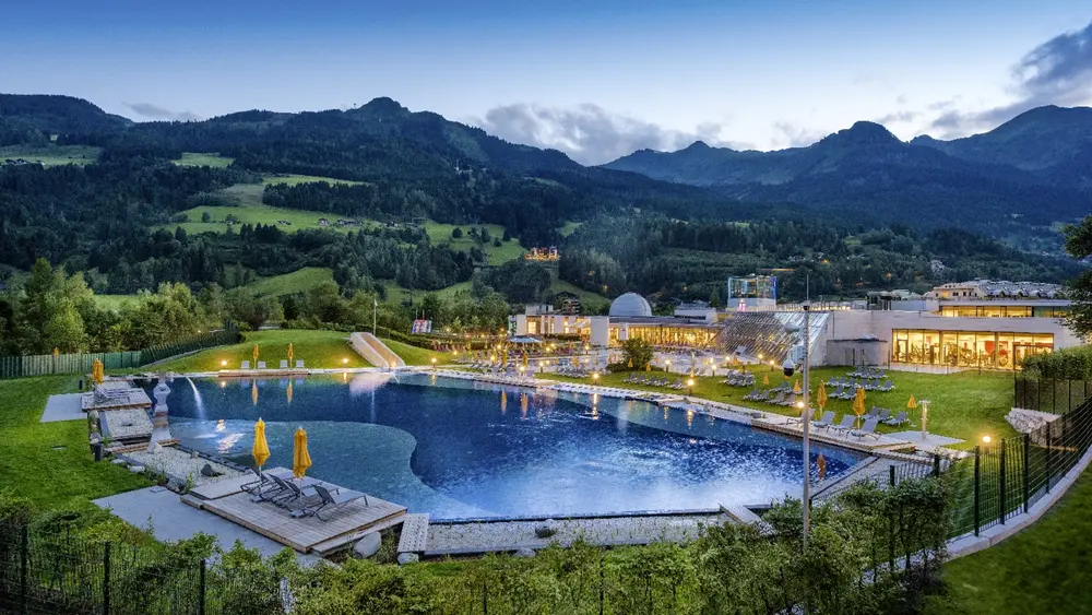 Blick auf das komplette Gelände der Alpentherme Gastein mit Bergpanorama